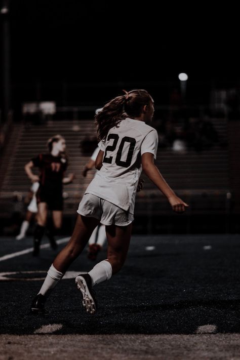 Girls Playing Football, Girl Playing Soccer, Soccer Poses, Soccer Hair, Futsal Football, Soccer Photography, Girls Football, Ball Aesthetic, Football Photography