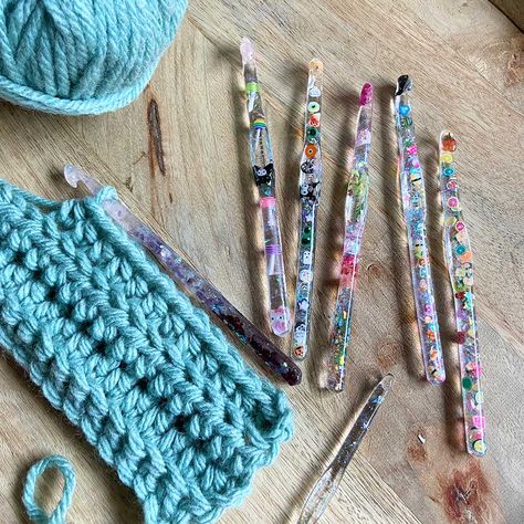 Making custom crochet hooks does take a bit of patience, but you don’t need prior resin experience to give this DIY project a try! Resin Crochet Hook Diy, Resin Crochet Hook, Diy Crochet Hook Handle, Custom Crochet Hooks, Diy Crochet Hook, Crochet Hook Handles, Ergonomic Crochet Hook, Resin Kit, Custom Crochet