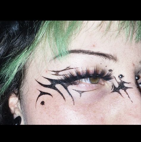 Evil Eyeliner Looks, Succubus Eyeliner, Y2k Graphic Eyeliner, Eyeliner For Guys, Gothic Graphic Eyeliner, Goth Eyeliner Hooded Eyes, Cybersigilism Makeup, Simple Goth Eyeliner, Goth Liner