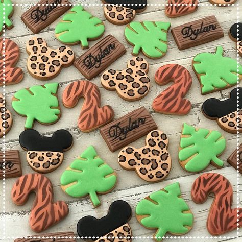 Mickey mouse on safari! What a nice theme! #safarimickeyparty #safarimickeycookies #mickeyonsafari #mickeycookies #partyfavors… Safari Sugar Cookies, Cupcakes Minnie Mouse, Γενέθλια Mickey Mouse, Safari Birthday Party Decorations, Mickey 1st Birthdays, Safari Cookies, Fiesta Mickey Mouse, Jungle Thema, Wild Birthday Party