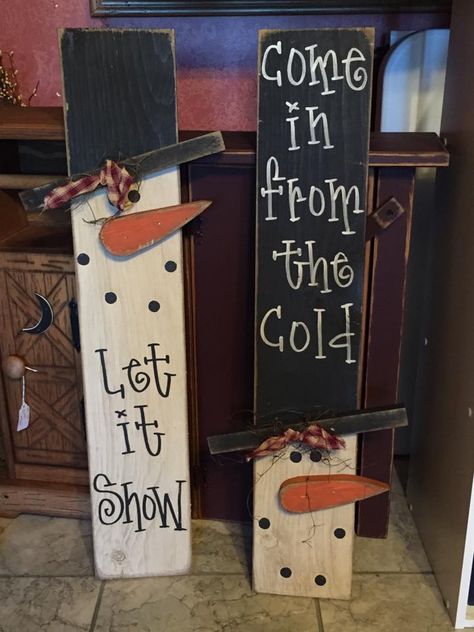 Wooden Snowman Crafts, Christmas Pallet Signs, Christmas Pallet, Crafts Outdoor, In From The Cold, Signs Christmas, Wooden Snowmen, Wooden Christmas Crafts, Wooden Snowman