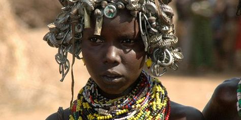 Ethiopian woman with metallic headwear. Ethiopian Tribes, Earth Clothes, Ethiopian Women, Eric Lafforgue, Adventure Holiday, Afrocentric Art, Addis Ababa, Art Jewelry Contemporary, French Photographers