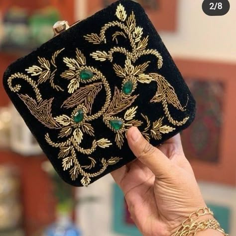 Fancy Clutch Purse, Purse Embroidery, Diy Bags No Sew, Embroidered Clutch Purse, Fancy Clutch, Amazing Embroidery, Handmade Fabric Bags, Sac Diy, Bridal Handbags