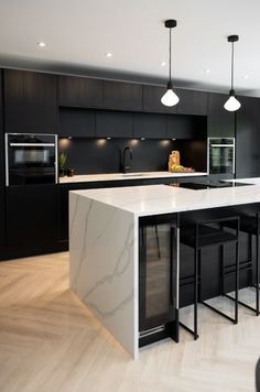 Unique Kitchen Interior Design, Black Kitchen With White Marble, White And Black House Interior Design Living Room, White Modern Cabinets Kitchen, Black White And Grey Home Interior, Kitchen Interior Black And White, Interior Design White And Grey, Dark Kitchen Inspiration, Black White And Grey House