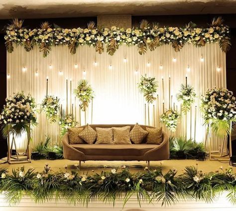 Marriage Hall Decoration, Wedding Reception Bar, Hay Bale Seating, Cake Engagement, Reception Decoration Ideas, Engagement Stage Decoration, Nikah Decor, Wedding Decorations Ideas, Reception Stage Decor