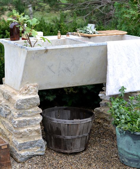 Nice setup Outdoor Garden Sink, Shed Inspiration, Garden Sink, European Garden, Outdoor Sinks, Planning Inspiration, Veggie Garden, Outdoor Rooms, Garden Shed