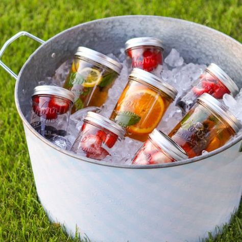 What’s a girl to do when it’s a hundred degrees outside and moving to Antarctica sounds like a good idea? Make sun tea, of course! With July 4th celebrations coming up, everyone is in need of some coo Picnic Hack, Types Of Drinks, Food Vibes, Picnic Recipes, Sun Tea, Picnic Food, Picnic Foods, Outdoor Picnic, Brownie Cookies