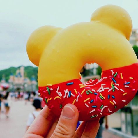 winnie the pooh on Instagram: “these are the official Winnie the Pooh donuts at Disneyland Hong Kong!! would you try it?! 😍🍩❤️💛🍯✨” Disneyland Trip Planning, Disney Sweets, Disney Parque, Disney Desserts, Disneyland Planning, Restaurants In Paris, Disneyland Food, Disney Treats, Disney World Food