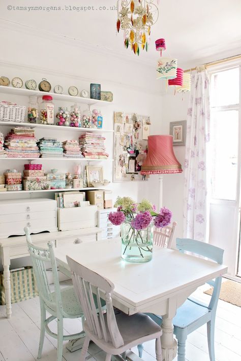 Shabby Chic Craft Room, Chic Workspace, Shabby Chic Apartment, Cottage Cozy, Studio Spaces, Shabby Chic Wall Decor, Estilo Shabby Chic, Dream Craft Room, Apartment Chic