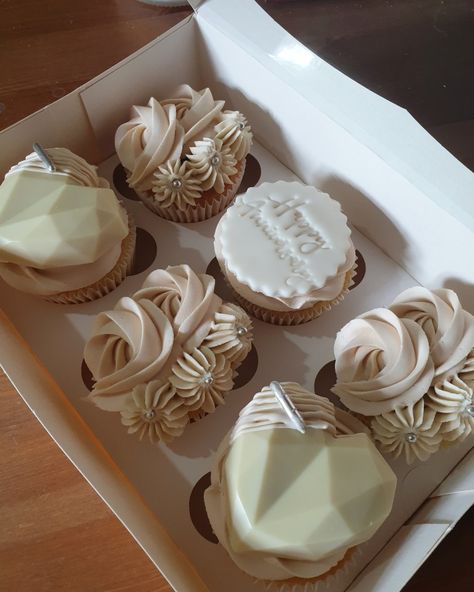 One Year Anniversary Cupcakes, Anniversary Cupcakes For Him, Wedding Anniversary Cupcakes Ideas, Anniversary Cupcake Ideas Couple, Cupcakes For Anniversary Love, Anniversary Cupcake Ideas, Happy Anniversary Cupcakes, Golden Wedding Anniversary Cupcakes, 6 Month Anniversary