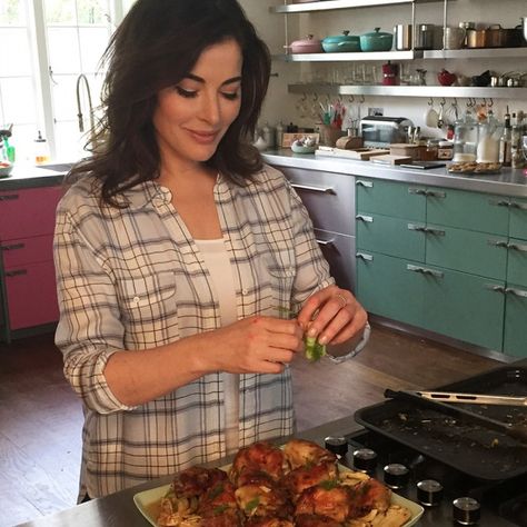 SIMPLY NIGELLA Book Signings And Events | Latest | Nigella Lawson Nigella Lawson Kitchen, Nigella Kitchen, Simply Nigella, Nigella Lawson Recipes, Tv Chefs, Happy Kitchen, Nigella Lawson, Cookery Books, Domestic Goddess