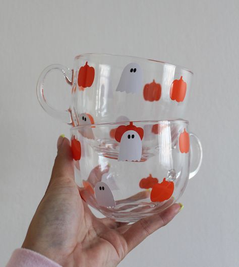 Cute Halloween prints glass mug - perfect for all your hot drinks. As the mug has permanent vinyl on it, these glasses are not dishwasher safe, so please hand wash only and do not scrub the vinyl. Glass Mug Painting Ideas, Autumn Things, Autumn Mug, Birthday Basket, Halloween Mugs, Mug Crafts, Boo Basket, Diy Mugs, Hand Painted Mugs