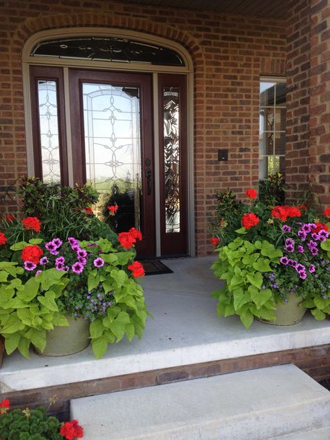 Front porch planters Red Planters Front Porch, Flower Pots On Front Porch, Front Porch Flower Pots Entrance, Plants For Outdoor Pots, Front Porch Flower Ideas, Stair Planter, Pots Front Door, Front Door Flower Pot Ideas, Door Flower Decoration