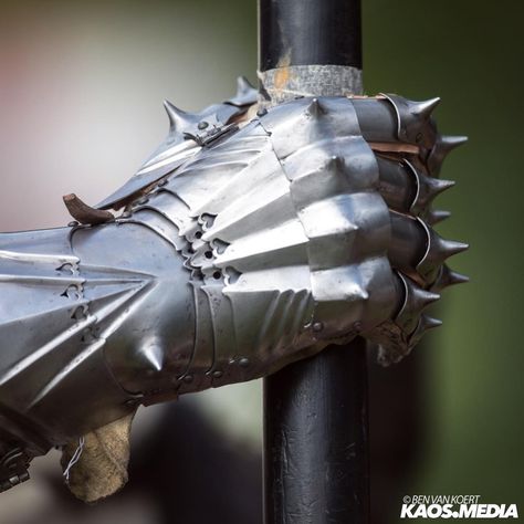 Knights Gauntlet, Knight Hand Armor, Armor Hand, Armor Drawing, Armor Clothing, Historical Armor, Knight Armor, Medieval Knight, Arm Armor