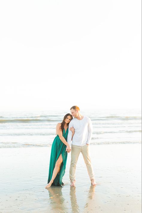 Beach Side Photoshoot Ideas, Poses Vacation, Couples Beach Photography, Beach Photo Session, Beach Couple, Engagement Photo Ideas, Pre Wedding Poses, Couple Pose, Beach Side