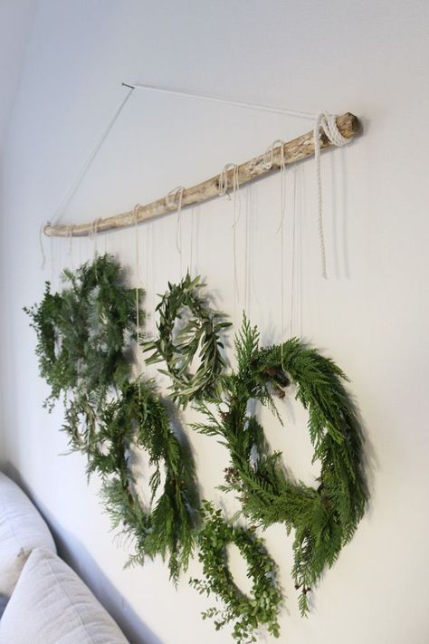 Navidad Natural, Green Room Decor, Bohemian Christmas, Homemade Wreaths, Natural Christmas Decor, Simple Christmas Decor, Green Room, Natural Christmas, Navidad Diy