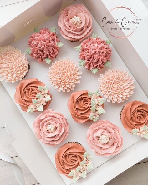 Dahlia Cupcakes, Decorative Cupcakes, Cupcake Cake Designs, Floral Cupcakes, Cupcake Cake, Wedding Cupcakes, Yummy Desserts, Third Birthday, Cupcake Muffins