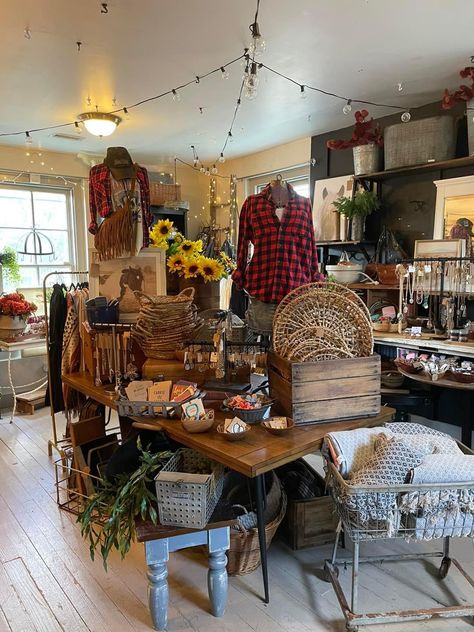 Vintage Store Display Ideas, Merchandise Display Ideas, Vintage Clothing Display, Store Display Ideas, Antique Store Displays, Boutique Store Displays, Mall Display, Merchandise Display, Vintage Store Displays