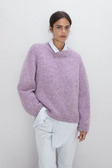 #fashion#style#vogue#streetstyle#outfits#outfit#ootd#ootdfashion Winter Pullover Outfits, Code Clothing, Winter Mode Outfits, Winter Sweater Outfits, Knit Sweater Outfit, Pullovers Outfit, Lavender Sweater, Oversize Pullover, Pullover Outfit