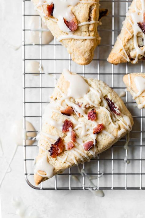 MAPLE BACON SCONES aka the best scones ever! Sweet+savory scones filled with bacon then topped with a maple glaze and a little more bacon #scones #maplebacon Maple Bacon Scones, Sweet Scones Recipe, Bacon Scones, The Best Scones, Best Scones, Maple Bacon Donut, Bacon Donut, Savory Scones, Flavored Bacon