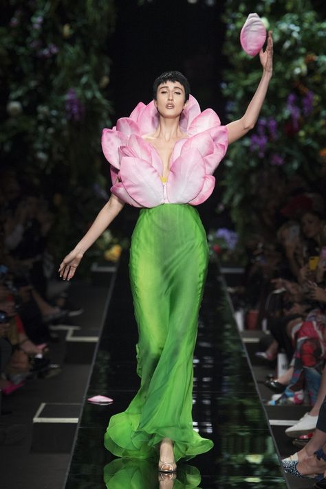 Moschino | Ready-to-Wear - Spring 2018 | Look 35 Nature Haute Couture, Floral Runway Fashion, Nature Inspired Outfits Fashion, Clothes Made Of Flowers, Floral Fashion Photography, Insect Inspired Dress, Moschino Spring 2018, Flower Avant Garde Fashion, Flower Haute Couture