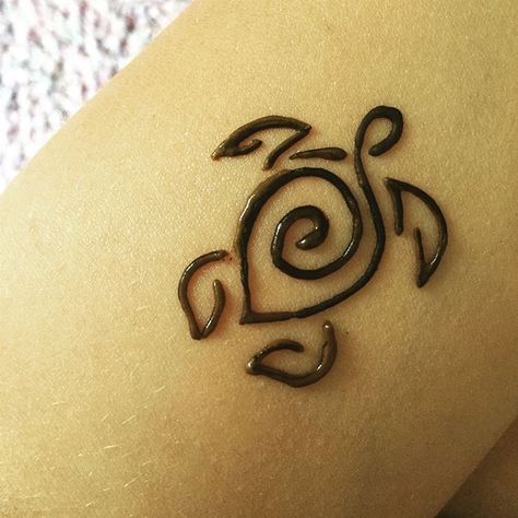 Small turtle using the henna I mixed myself 🐢 • • Also thank you guys so much for 300 followers! Comment any requests or anything to improve this account! • • • • • #turtletattoo #turtlehenna #hennaart #henna #hennadesign #hennatattoo #hennainspire #mendhiart #beautytatoos Super Easy Henna Designs For Beginners, Henna On Shoulder Design, Masculine Henna For Men, Boy Henna Designs, Manly Henna, Boys Henna, Boy Henna, Henna Turtle, Henna For Boys