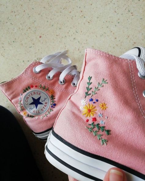 Pink Converse Embroidery, How To Embroider Converse, Embroider Converse, Embroidery On Converse, Embroidery Converse, Converse Embroidery, Embroidered Converse, Gown White, Pink Converse