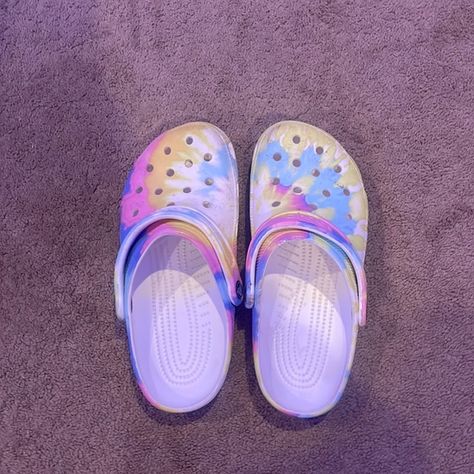 Rainbow Crocs Rainbow Crocs, Rainbow Daisy, Bling Bling Jewelry, Crocodile Print, Y2k Retro, Beautiful Rainbow, Crocs Shoes, Bling Jewelry, Shoe Game