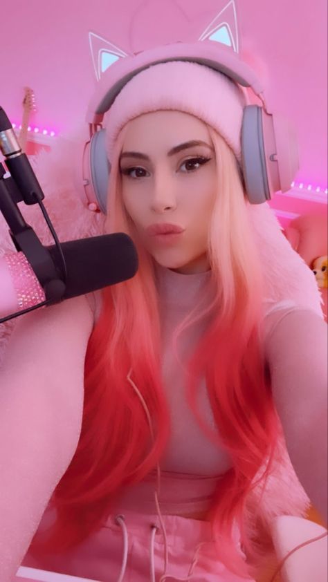 Ashe Aesthetic, Leah Ashe, Fan Wallpaper, Roblox Pictures, Cat Ear Headphones, Aesthetic Wallpaper, In Ear Headphones, Youtubers, Amber