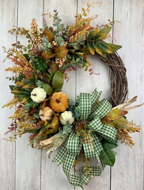 50+ Thanksgiving Wreaths To Warm Your Home; farmhouse wreath! This includes thanksgiving wreaths for front door, thanksgiving wreath ideas, thanksgiving wreaths and garlands, thanksgiving wreaths DIY, thanksgiving decor and more! This also includes thanksgiving decorations, thanksgiving decorations outdoor, thanksgiving decorations 2021, thanksgiving decorations for home, thanksgiving decorations DIY and more! #thanksgiving #thanksgivingwreaths #thanksgivingdecor #thanksgivingdecorations Autumn Wreaths For Front Door Diy, Fall Grapevine Wreath Ideas, Thanksgiving Wreaths For Front Door, Thanksgiving Wreath Ideas, Thanksgiving Wreaths Diy, Easy Thanksgiving Table Decor, Thanksgiving Table Decor Ideas, Thanksgiving Decorations Outdoor, Fall Feast