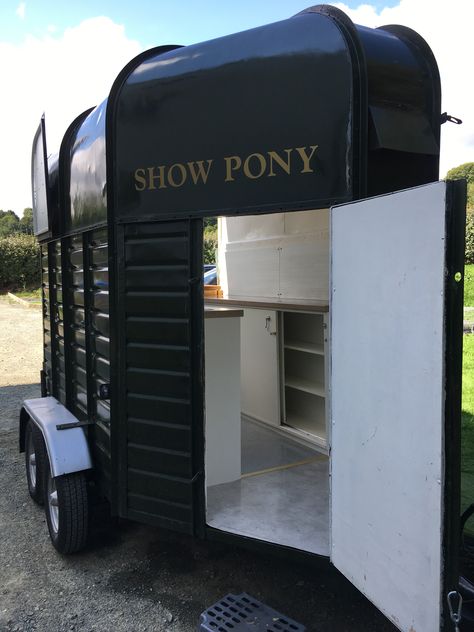 Rice Horse Box Conversion, Trailer Business Ideas, Coffee Bar Trailer, Trailer Coffee Bar, Smoothie Stand, Truck Modifications, Catering Truck, Trailer Business, Converted Horse Trailer