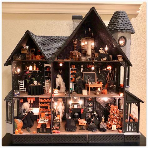 Oh my gosh! I have a dollhouse to build and I think this is what I’ll do! Or wait! A Christmas house!  What will I do?? Halloween Village Display, Halloween Diorama, Haunted House Diy, Dollhouse Halloween, Casa Halloween, Haunted Dollhouse, Halloween Miniatures, Haunted Dolls, Halloween Village