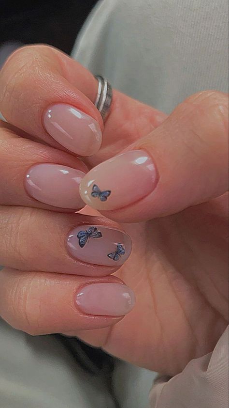 nails butterfly trend Butterfly Nails Simple Short, Butterfly Nail Ideas Short, Short Oval Nails Butterfly, Small Butterfly Nails, Cute Butterfly Nails Short, Simple Butterfly Nail Designs, Short Nail Designs Butterfly, Butterflies On Nails, Nail Butterfly Designs