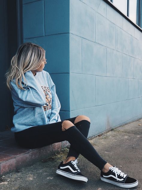 Black Vans Outfit, Outfit Vans, Tattered Jeans, Tenis Vans, Vans Outfit, Summer Fashion For Teens, Sporty Outfits, Vans Old Skool, Stylish Fashion