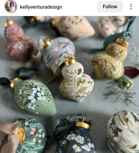 Christmas Needle Felting, Needle Felting Ideas, Glass Ornaments Diy, Watercolor Ornaments, Kelly Ventura, Hand Painted Bauble, Handpainted Christmas Ornaments, Fancy Christmas Ornaments, Turquoise Christmas