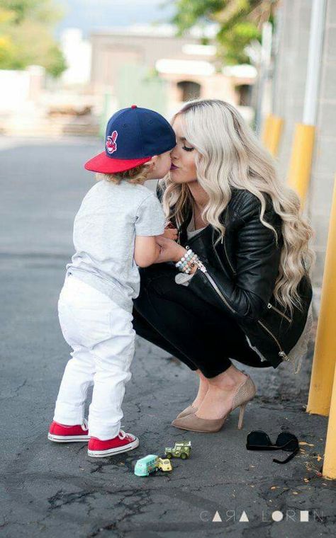 Pose #6 (Mommy and Son) Mother Son Pictures, Mother Son Photos, Son Photo Ideas, Cara Loren, Family Photos With Baby, Mommy And Son, Mommy Baby, Mom Son, Mother Son