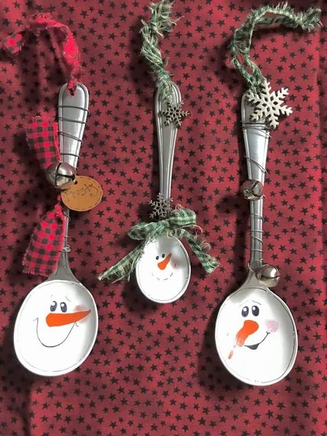 Wooden Spoon Christmas, Snowman Spoons, Spoon Craft Ideas, Spoon Art Diy Projects, Crafts For Senior Citizens, Spoon Ornaments, Spoon Craft, Painted Spoons, Christmas Spoons