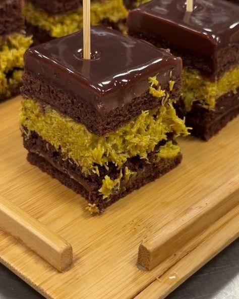 Abdullah Mohammad Obaid on Instagram: "Chocolate Dubai cake  @chefabdullahobaid  @centrostores  @centrofoodhall" Dubai Cake Design, Dubai Chocolate Dessert, Dubai Chocolate Cake, Dubai Cake, Dubai Dessert, Dubai Chocolate, Xmas 2024, F H, Chocolate Bars