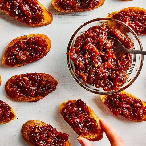 Bacon Jam Bourbon Bacon Jam Crostini, Sweet Bacon, Bacon Jam Recipe, Bacon Chili, Jam Recipes Homemade, Bacon Jam, How To Make Jam, Cheese Crackers, Cheese Platters