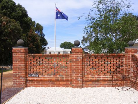 A honeycomb brick wall with spaces for air and sunshine so I can train rambler roses up it. Garden Bricks, Boundry Wall, Bricks Design, Brick Wall Gardens, Fence Planters, Country Fences, Fence Plants, Small Fence, Rustic Fence