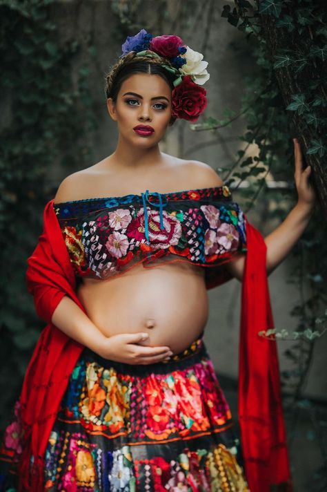 Maternity Pictures Inspired By Authenticity And Culture Of Mexican Folklore Early Pregnancy Signs, Mexican Theme, Photography Career, Maternity Photography Poses, Foto Baby, Pregnancy Stages, Character Reference, Maternity Shoot, Artistic Hair