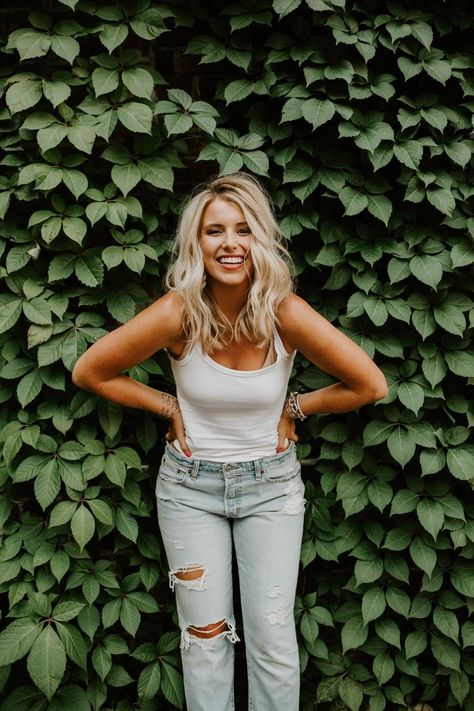 Single Poses, Fashion Blogger Poses, Nashville Fashion, Blogger Poses, Simple Fashion Outfits, Blogger Photography, Personal Branding Photoshoot, Blogger Outfits, Summer Photoshoot