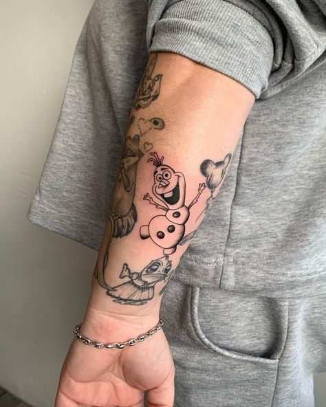 olaf tattoo Olaf Tattoo Ideas, Flash Tattoo Disney, Olaf Tattoo, Childhood Tattoos, Disney Tattoos Quotes, Disney Sleeve Tattoos, Lizard Tattoo, Learn To Tattoo, Tattoo Disney