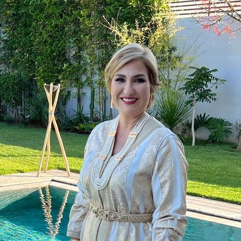 Houda Jennane on Instagram: "La simplicité est le symbole de l’élégance. Caftan by @merveillesdubeldi Bijoux en or rose 18 carats et perles de culture by @rubiesbijoux Maquillage by @atelierleamaroc" Moroccan Fashion, Moroccan Caftan, June 16, Or Rose, The Neighbourhood, Plus Size, On Instagram, Instagram