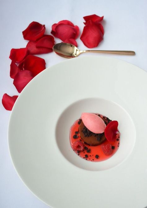 beautiful dessert pictures pinterest - Google Search Valentine Dessert Plating, Valentines Day Desserts Fancy, Gourmet Desserts Presentation, Chocolate Holiday Desserts, Valentine Plates, Valentine 2023, Valentine Strawberries, Mothers Day Desserts, Fine Dining Desserts