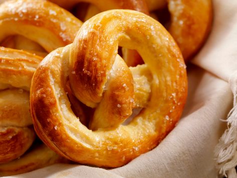 This soft cheddar pretzel recipe has no yeast and is simple to make. The dough is kneaded, shaped, and baked, and tastes similar to cheese straws. Shower Sandwiches, Yeast Free Bread, German Pretzels, Budget Snacks, Pork Crockpot, Pork Crockpot Recipes, Soft Pretzel Recipe, Pretzel Recipe, Chewy Bread