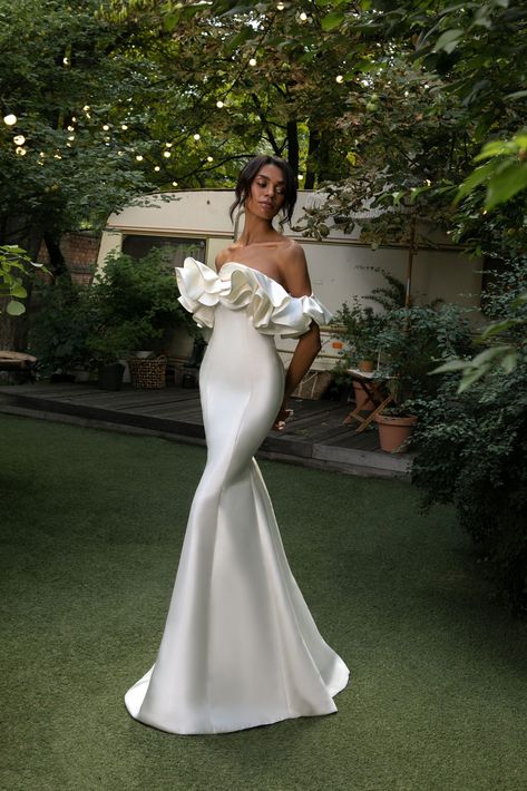 Mercy - Vittoria Soltero Civil Wedding Long Dress, Bride Aesthetic, 90s Supermodel Wedding Dress, Elegant Victoria's Secret Wedding Dress, Classy Wedding Guest Dresses, Rara Avis Wedding Dress 2022, Plain Wedding Dress, Civil Wedding Dresses, Classy Wedding Dress