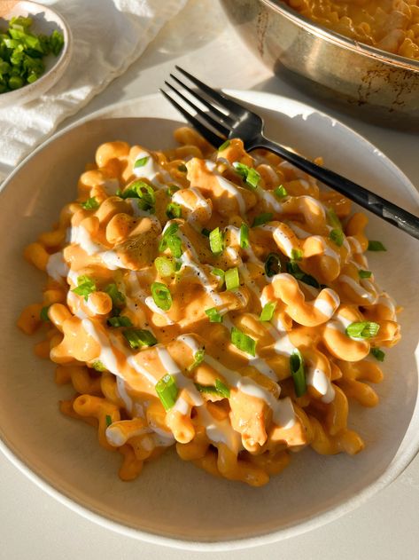 High Protein Buffalo Chicken Mac and Cheese High Protein Buffalo Chicken, High Protein Meal Prep Recipes, Protein Meal Prep Recipes, Blended Cottage Cheese, Banza Chickpea Pasta, Buffalo Chicken Mac And Cheese, Creamy Buffalo Chicken, Cavatappi Pasta, Buffalo Mac And Cheese