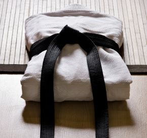 How to Fold Your Karate Gi Like a Japanese--Great steps included in this article! Japanese Jiu Jitsu, Honey Senpai, Judo Gi, Kalluto Zoldyck, Martial Arts Sparring, Karate Dojo, Martial Arts Belts, Kyokushin Karate, Alluka Zoldyck