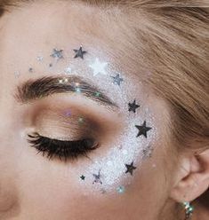 Anleitung & Ideen: Glitzer-Make-up fürs Festival| COSMOPOLITAN Sparkly Witch Makeup, Star Rave Makeup, Star Face Gems Makeup, Star Festival Makeup, Disco Ball Face Paint, Rave Face Gems, Cute Alien Makeup Halloween, Alien Superstar Makeup, Cheer Leader Makeup